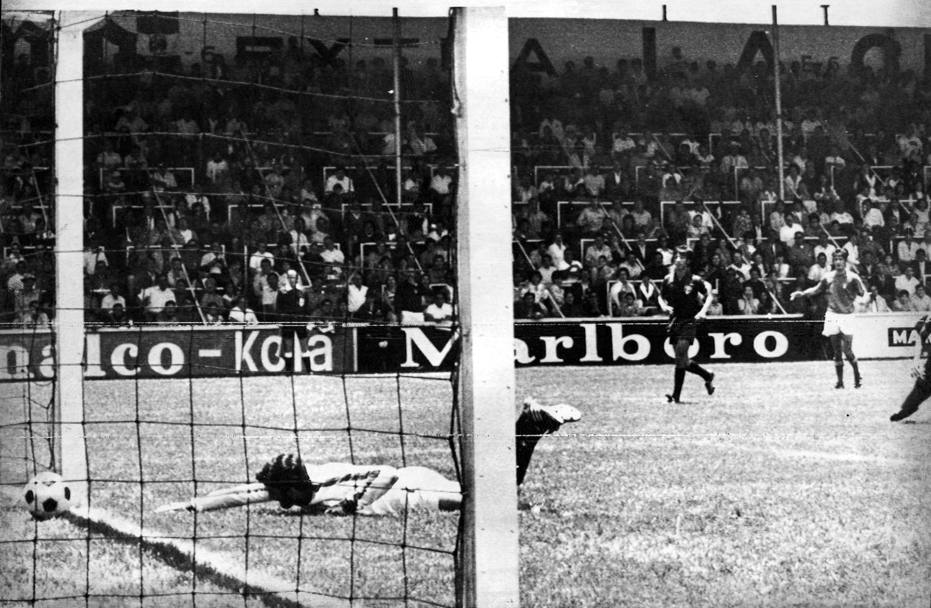 Messico 1970. Quarti di finale Italia- Messico 4 1. Autogol Pena Gustavo su tiro di Domenghini (destra)